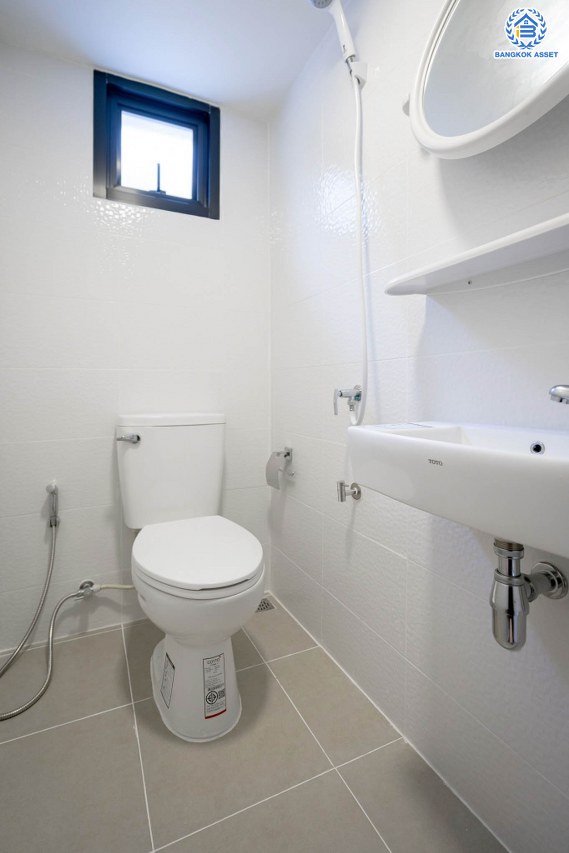 บ้านมือสองตกแต่งใหม่ ม.พิมาน ปิ่นเกล้า-กาญจนาภิเษก เนื้อที่ 64 ตร.ว. ฟังก์ชัน 3 ห้องนอน 4 ห้องน้ำ 1 ห้องแม่บ้าน จอดรถได้ 2 คัน บนทำเลเดินทางสะดวก ติดถนนกาญจนาภิเษก เชื่อมต่อหลายเส้นทาง ใกล้ทางด่วน "กาญจนาภิเษก" รถไฟฟ้า "สถานีหลักสอง" และเดอะมอลล์บางแค...